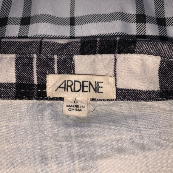 Large Ardene black and white plaid. - Picture 2 of 2